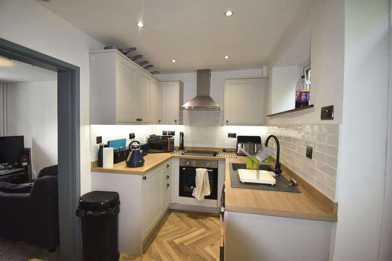 Serviced 2-Bed Apartment, High Peak, SK23, photograph 3
