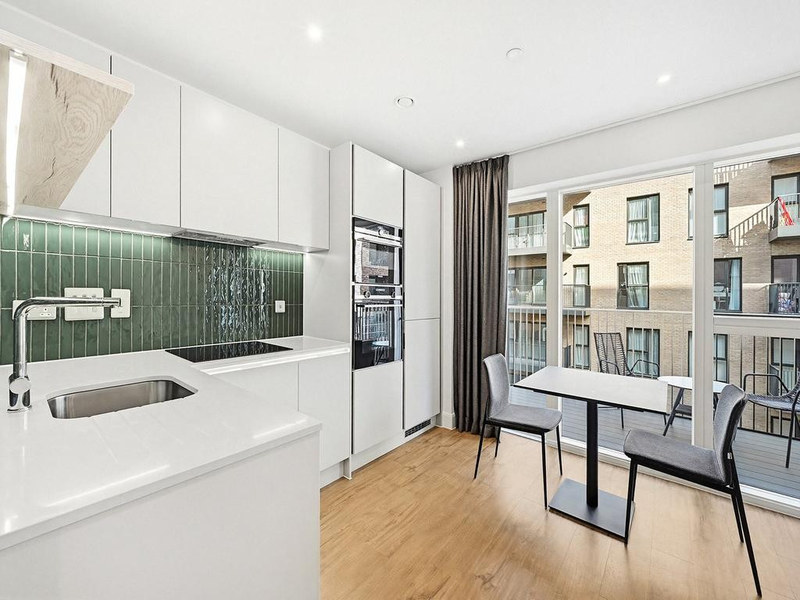 Studio Apartment, London, NW9, photograph 6