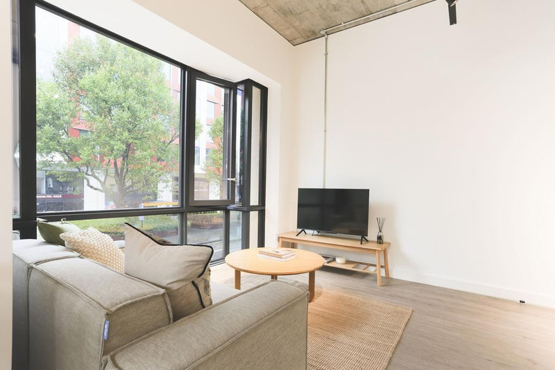 1-Bed Apartment, Hammersmith Road, W6, photograph 3