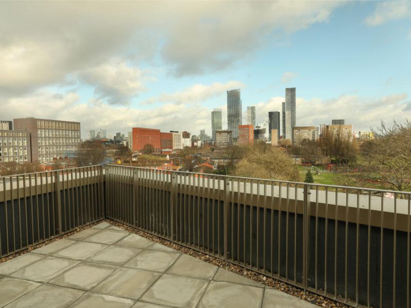 Refined 2-Bed Apartment, Manchester, M15, photograph 3