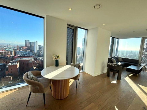 Spacious 2-Bed Apartment, Great Bridgewater Street, M1, photograph 1
