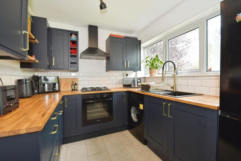 Serviced 2-Bed Apartment, Buxton, SK17, photograph 2