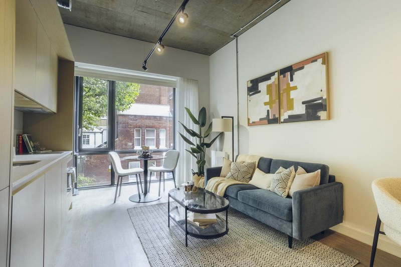 Studio Apartment, Hammersmith Road, W6, photograph 2