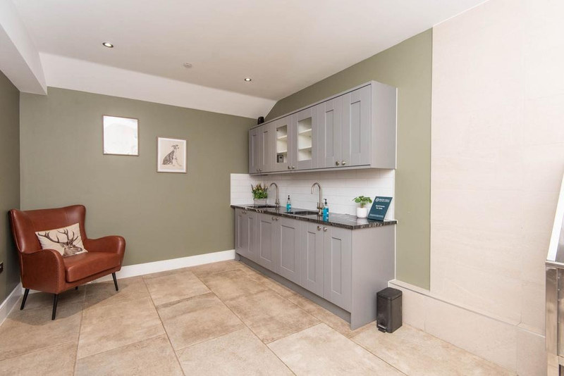 Serviced 1-Bed Apartment, Hope Valley, S32, photograph 2