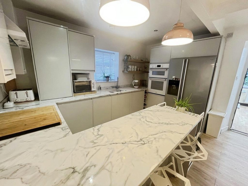 Serviced 2-Bed Apartment, Glossop, SK13, photograph 4