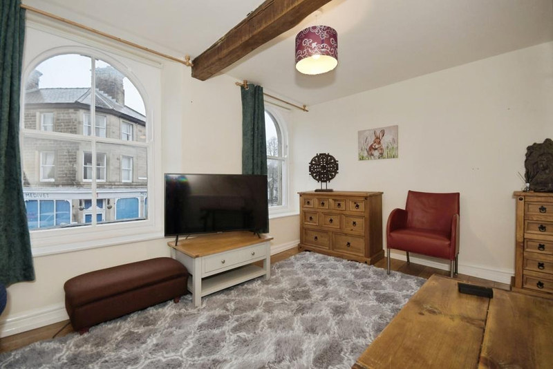 Serviced 2-Bed Apartment, Buxton, SK17, photograph 2