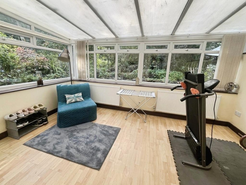 Serviced 2-Bed Apartment, Glossop, SK13, photograph 6