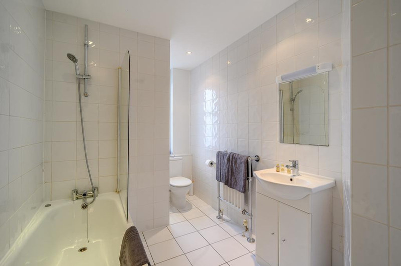 Studio Apartment, Hill Street, W1J, photograph 5