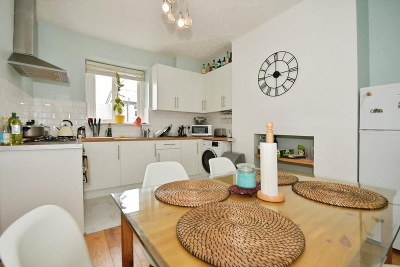 Serviced 2-Bed Apartment, Buxton, SK17, photograph 8