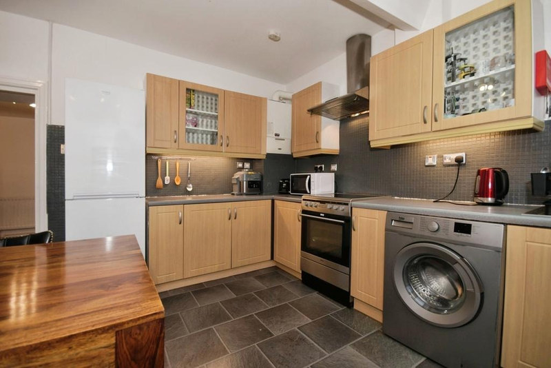 Serviced 2-Bed Apartment, Buxton, SK17, photograph 7