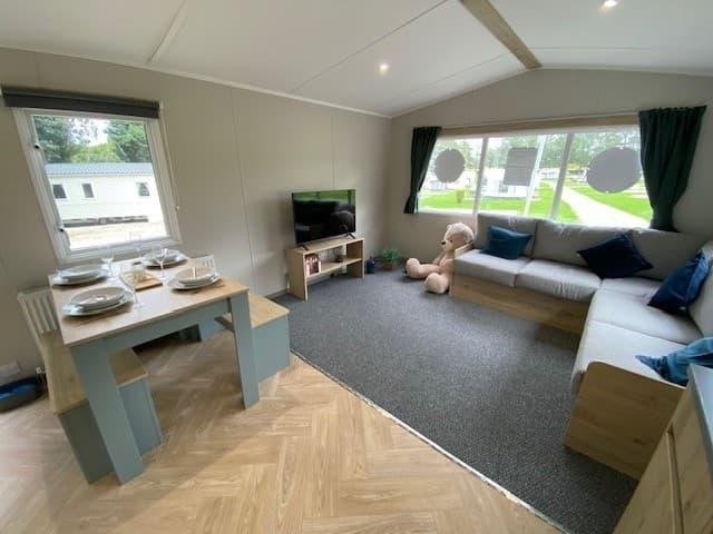 Serviced 2-Bed Apartment, Buxton, SK17, photograph 2