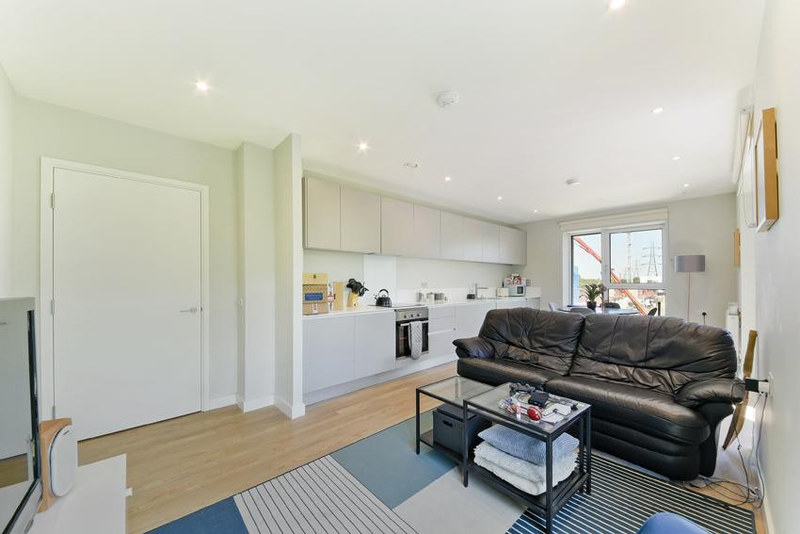 2-Bed Apartment, London, N17, photograph 3