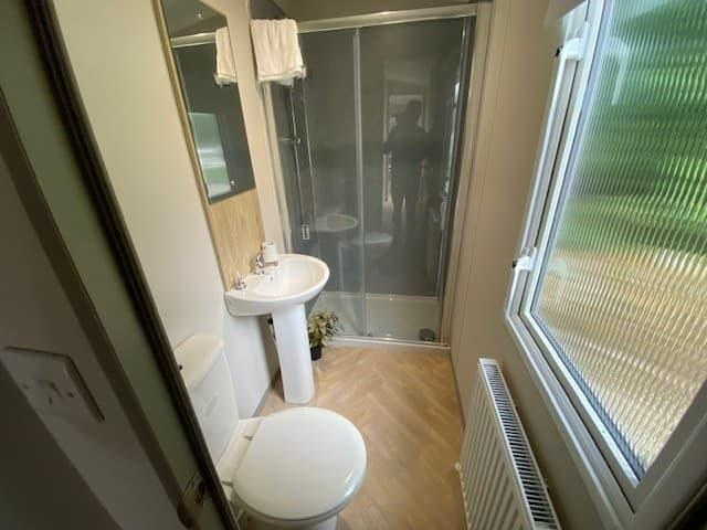 Serviced 2-Bed Apartment, Buxton, SK17, photograph 8