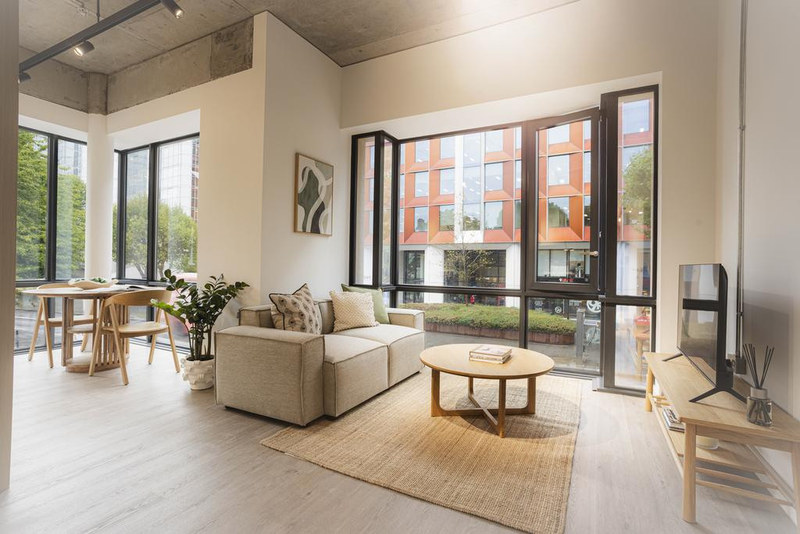 1-Bed Apartment, Hammersmith Road, W6, photograph 2