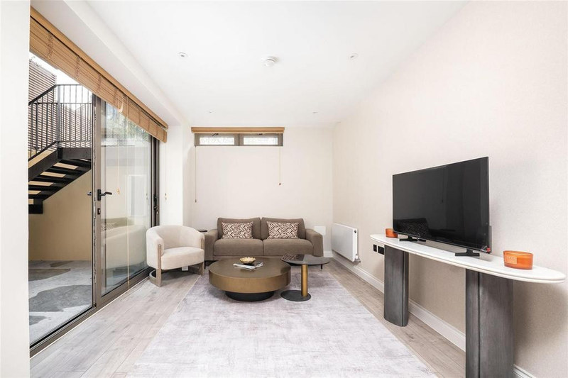 2-Bed Apartment, Redcliffe Road, SW10, photograph 2