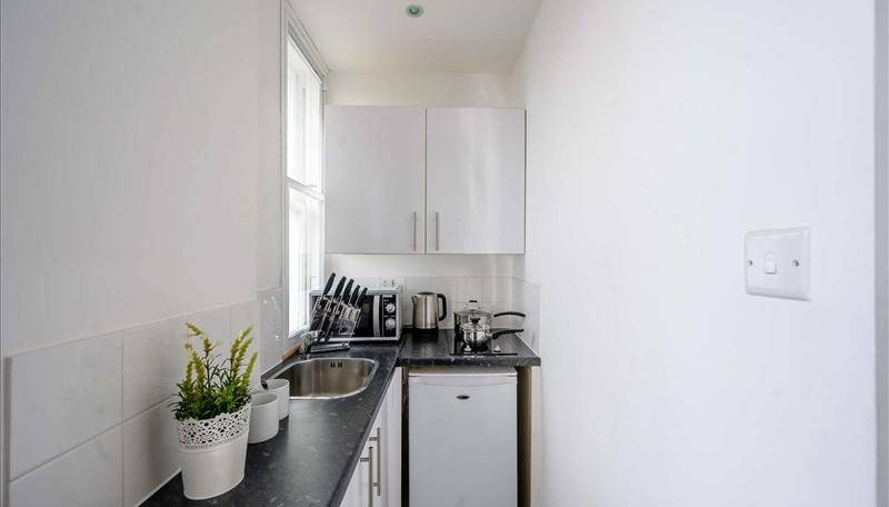 Studio Apartment, Hill Street, W1J, photograph 3