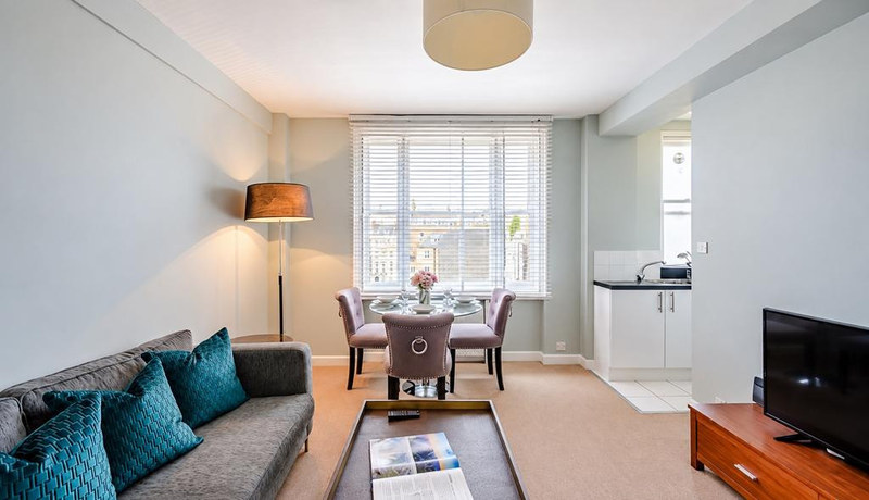 1-Bed Apartment, Hill Street, W1J, photograph 2