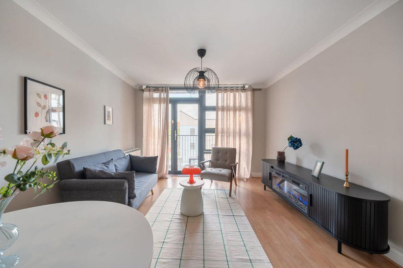 2-Bed Apartment, Maltings Close, E3, photograph 2