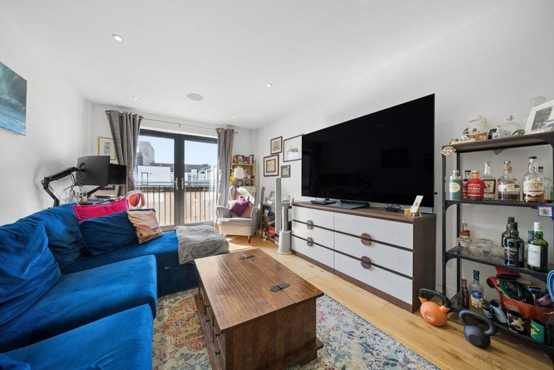 1-Bed Apartment, Mare Street, E8, photograph 3