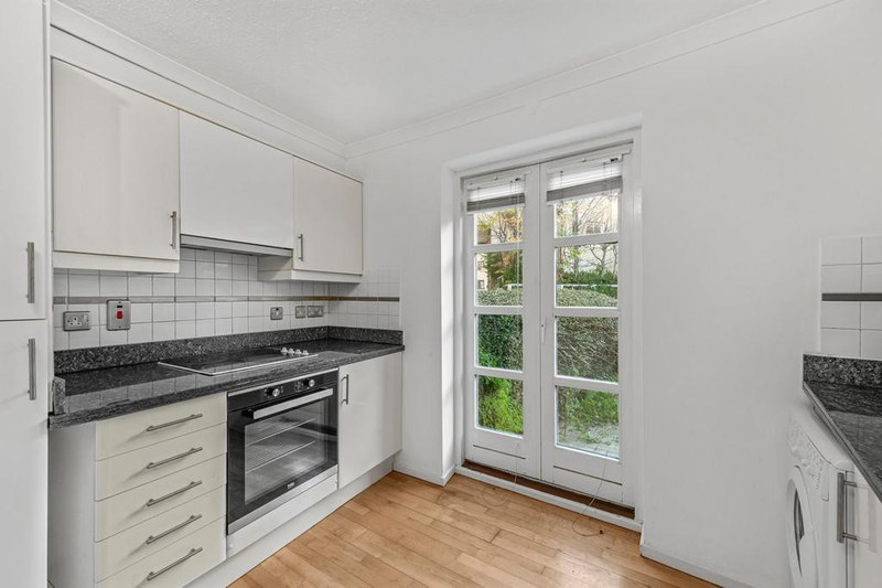 2-Bed Apartment, London, SE16, photograph 2