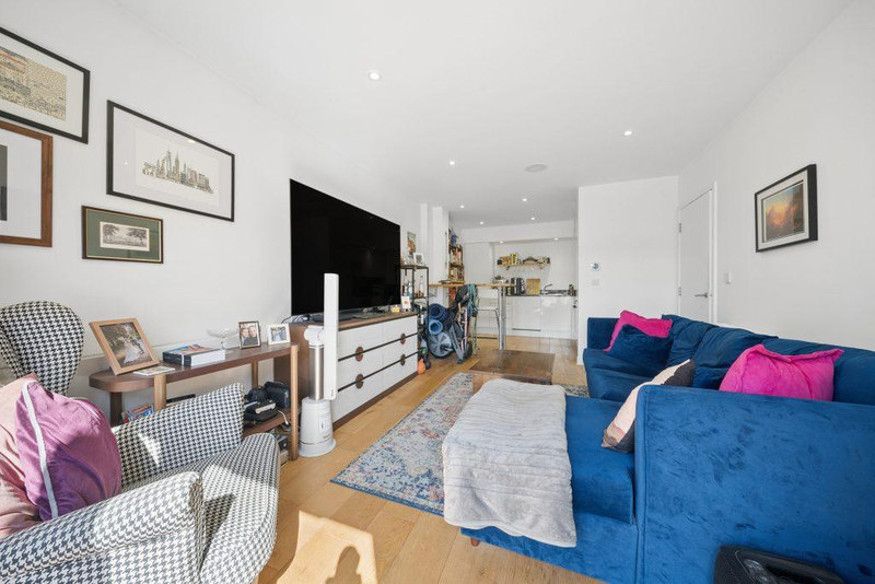 1-Bed Apartment, Mare Street, E8, photograph 4