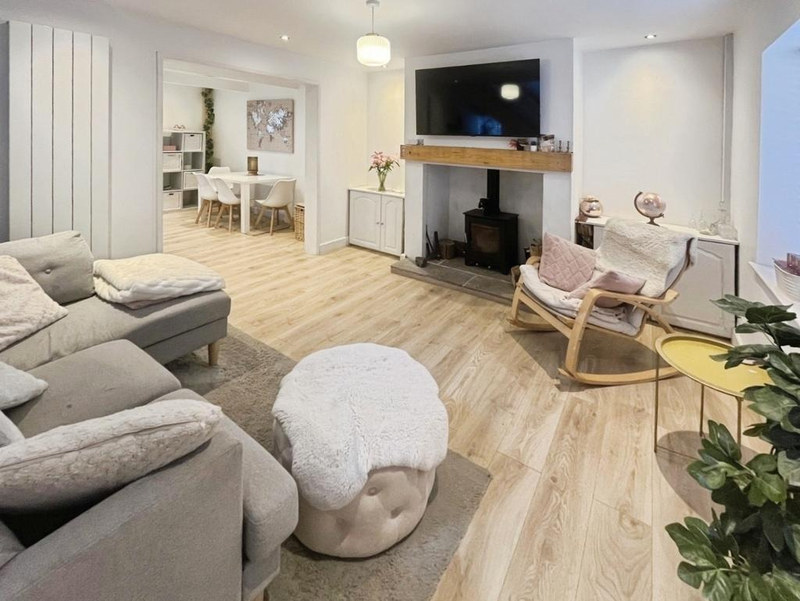 Serviced 2-Bed Apartment, Glossop, SK13, photograph 1
