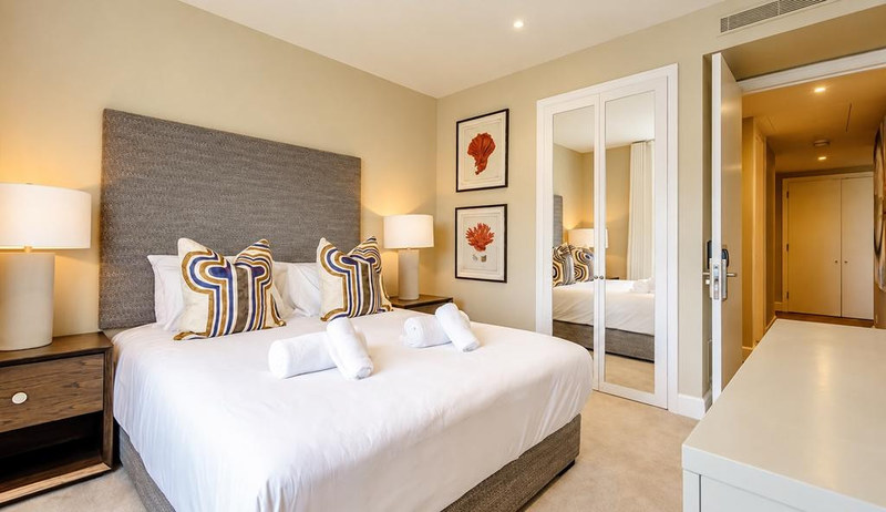 2-Bed Apartment, London, E14, photograph 3