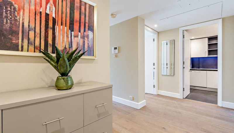 2-Bed Apartment, London, E14, photograph 6