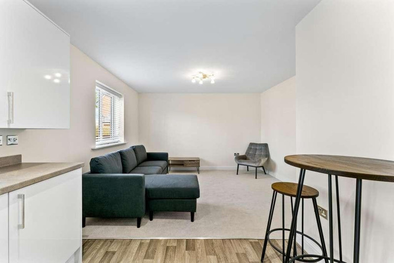 Serviced 1-Bed Apartment, Glossop, SK13, photograph 2