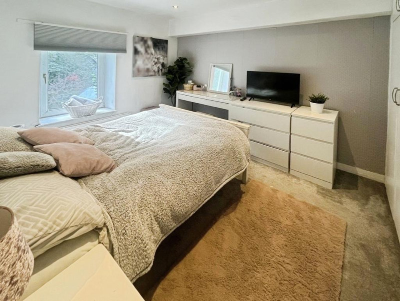 Serviced 2-Bed Apartment, Glossop, SK13, photograph 8