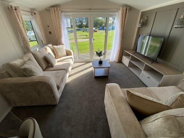 Serviced 2-Bed Apartment, Buxton, SK17, photograph 3