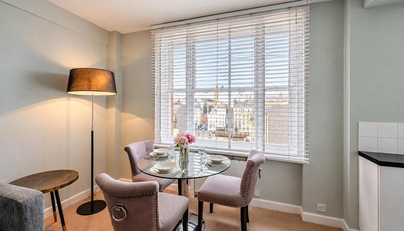 1-Bed Apartment, Hill Street, W1J, photograph 3