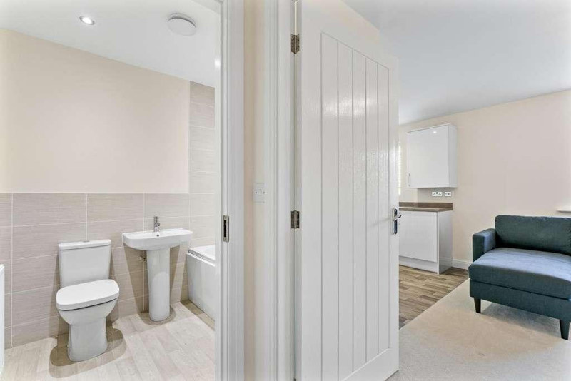 Serviced 1-Bed Apartment, Glossop, SK13, photograph 4