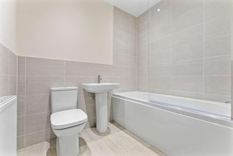 Serviced 1-Bed Apartment, Glossop, SK13, photograph 7