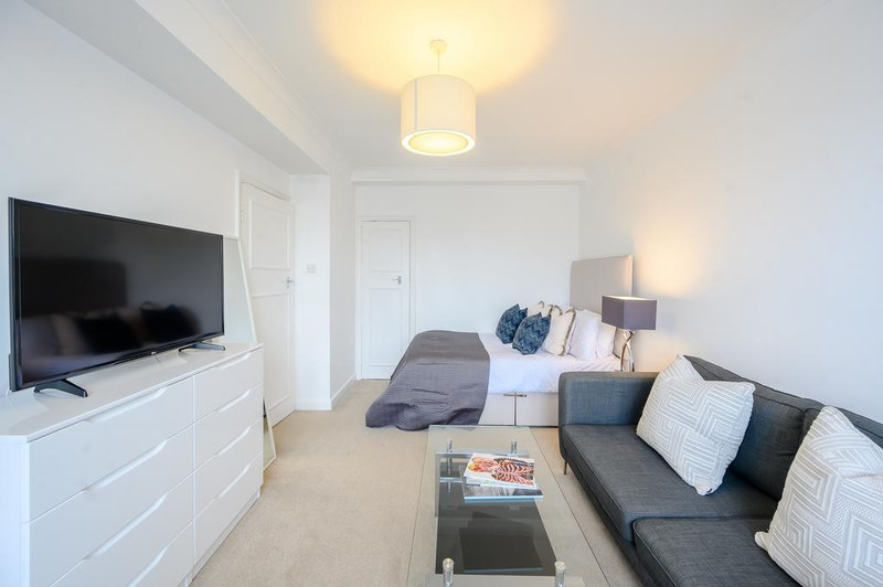 Studio Apartment, Hill Street, W1J, photograph 3