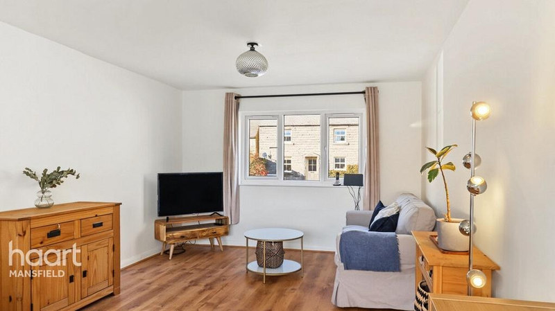 Serviced 2-Bed Apartment, Matlock, DE4, photograph 2