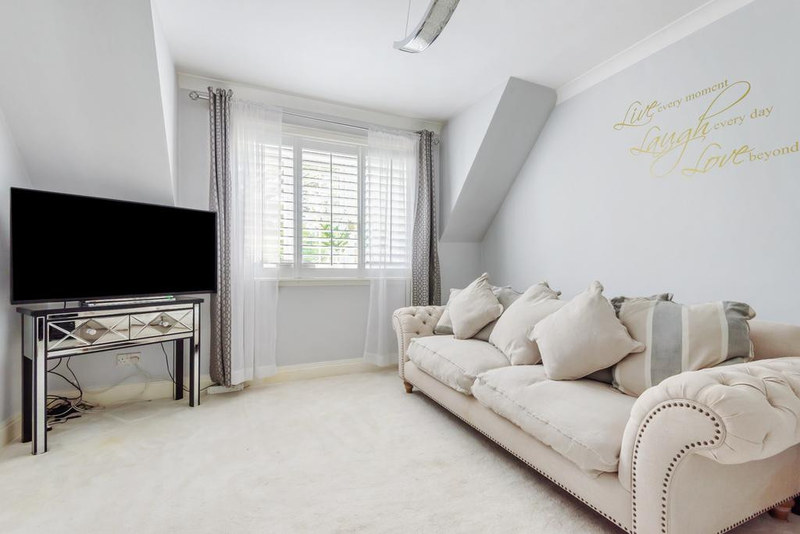 1-Bed Apartment, Hindhead, GU26, photograph 2