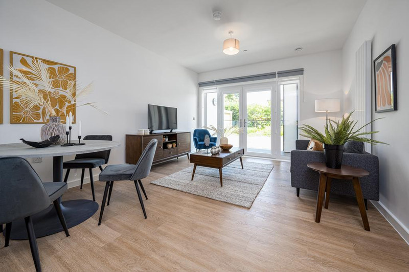 2-Bed Apartment, Station Avenue, KT12, photograph 3