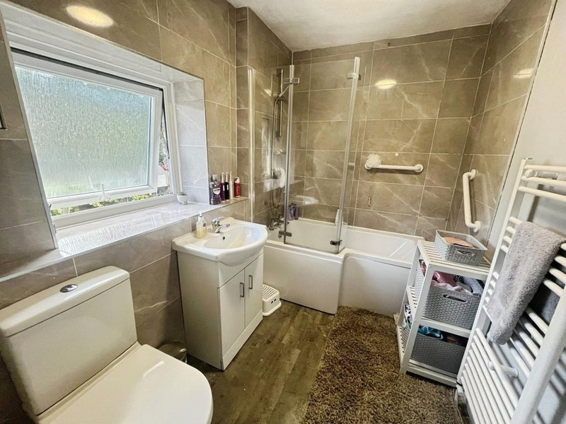 Serviced 2-Bed Apartment, Glossop, SK13, photograph 7