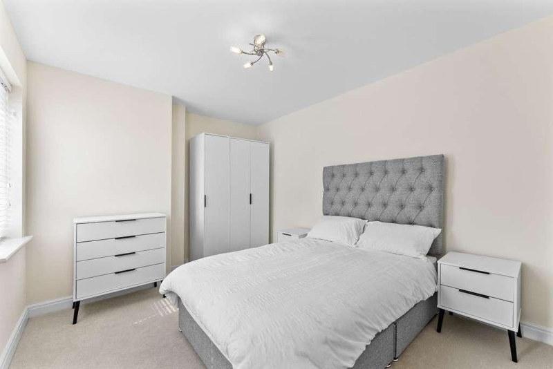 Serviced 1-Bed Apartment, Glossop, SK13, photograph 5