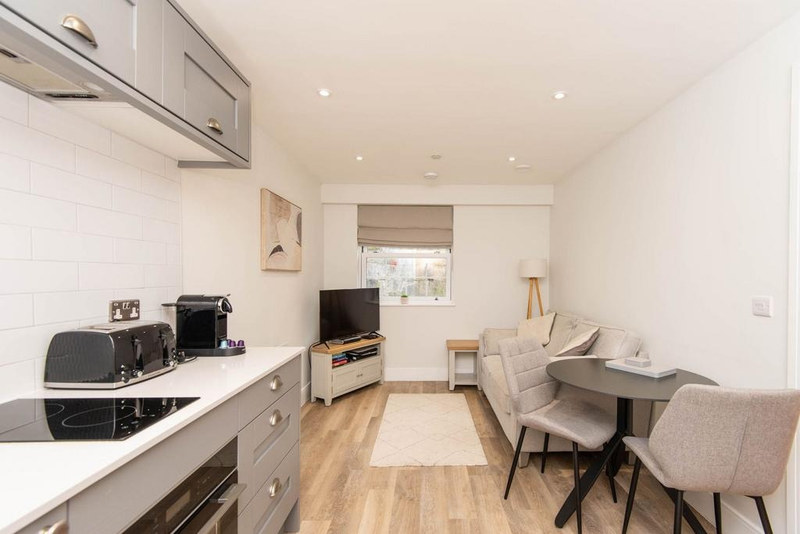 Serviced 1-Bed Apartment, Hope Valley, S32, photograph 8
