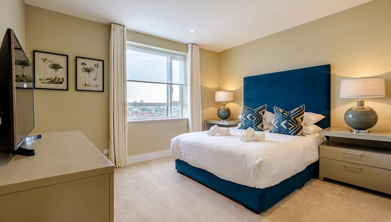 2-Bed Apartment, London, E14, photograph 2