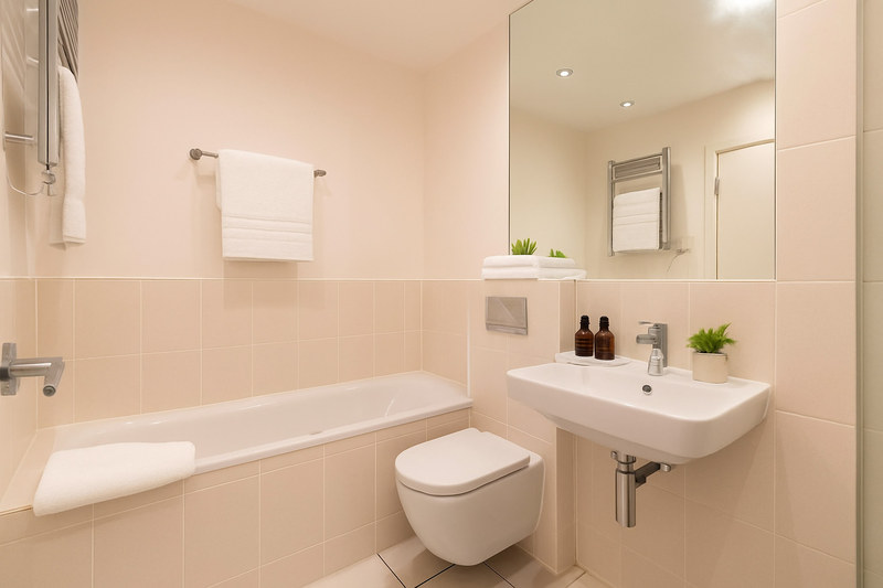 Refined 2-Bed Apartment, Colmore District, B3, photograph 4
