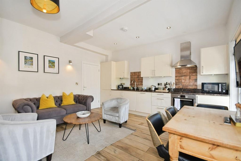 Serviced 2-Bed Apartment, Bakewell, DE45, photograph 4