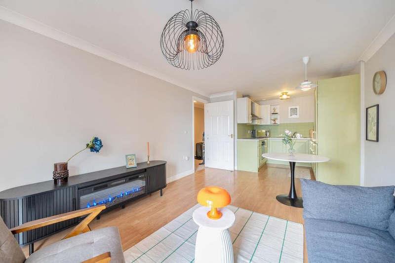 2-Bed Apartment, Maltings Close, E3, photograph 3