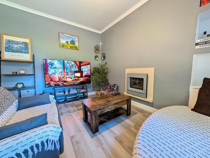 Serviced 2-Bed Apartment, High Peak, SK22, photograph 4
