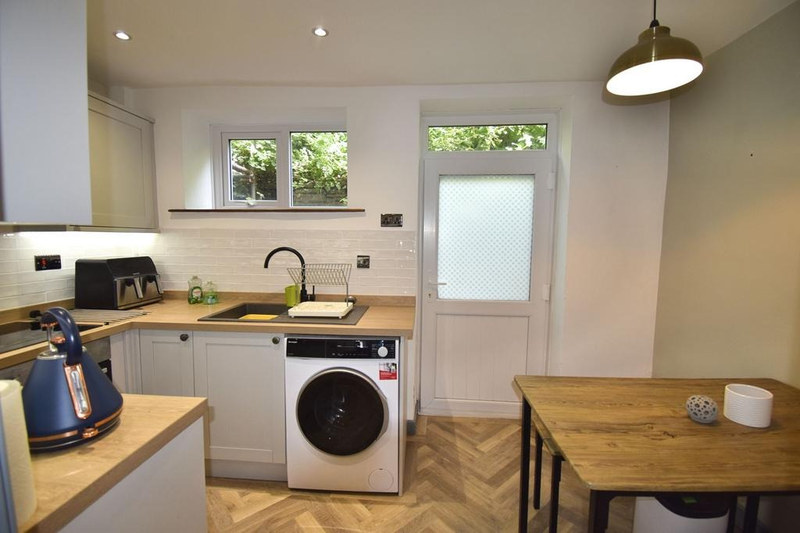 Serviced 2-Bed Apartment, High Peak, SK23, photograph 2