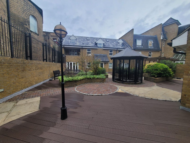Calm 1-Bed Apartment, Tower Hill, E1, photograph 4