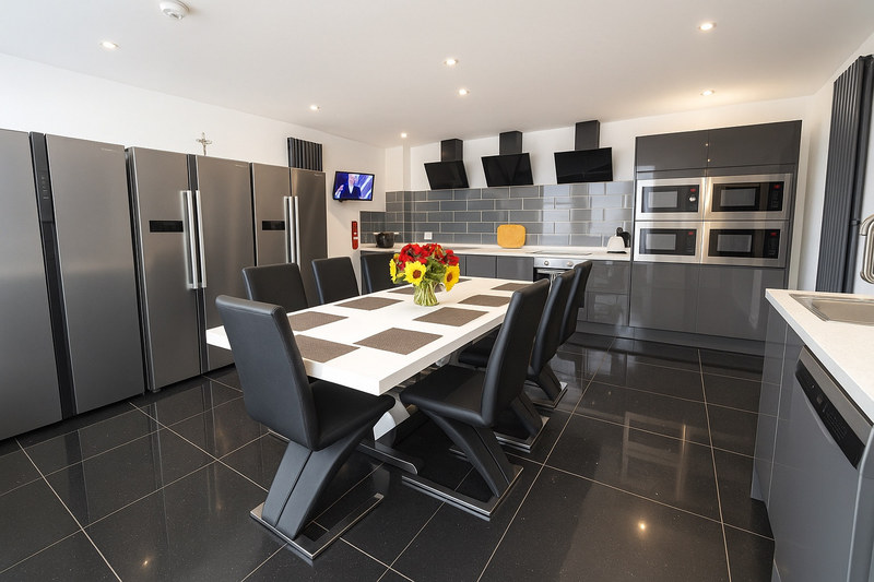 Serviced Studio, Eccles, M30, photograph 3