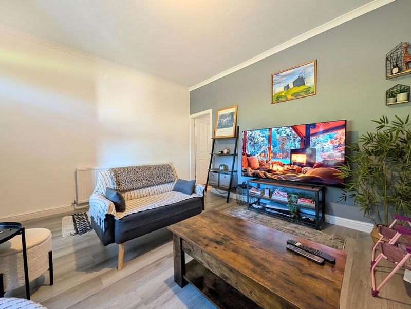 Serviced 2-Bed Apartment, High Peak, SK22, photograph 1